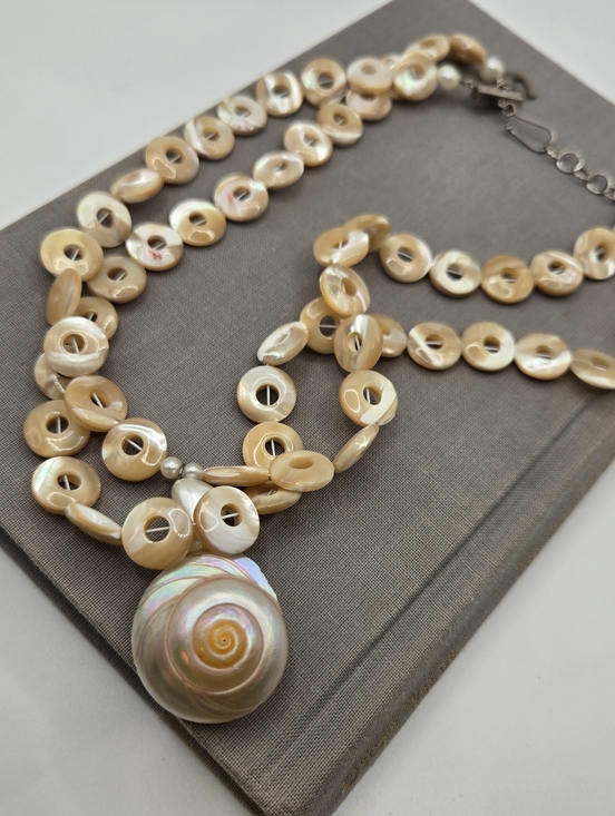 Vintage Jewelry - Turbo Shell Mother Of Pearl Donut Necklace Beach Boho Mermaid Tropical Resort